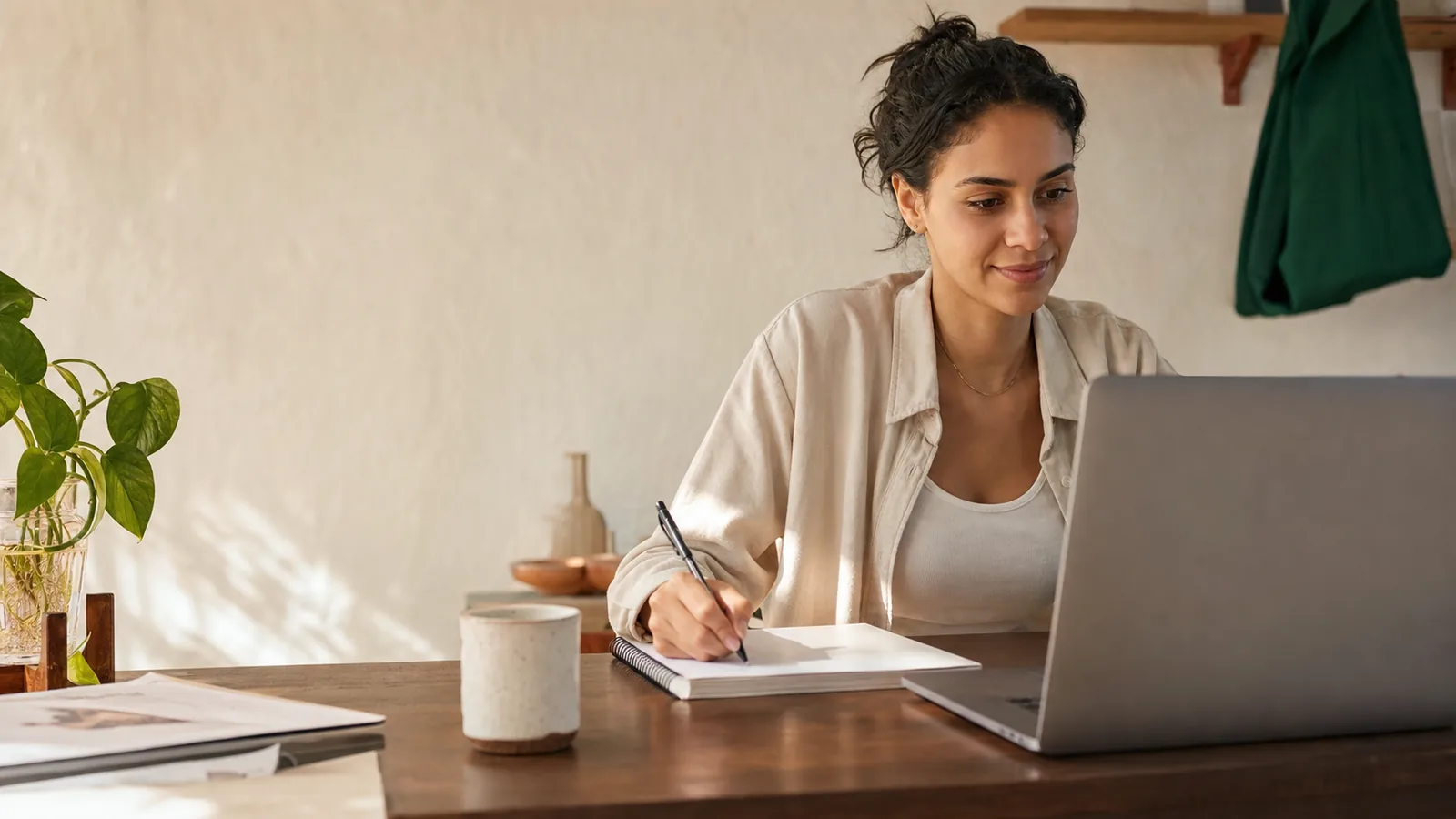 Profissional utilizando um notebook em um ambiente de trabalho acolhedor